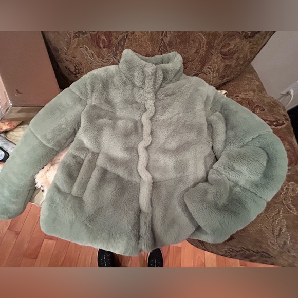 U2B light green faux fur zippered coat in excellent condition. - Picture 3 of 4